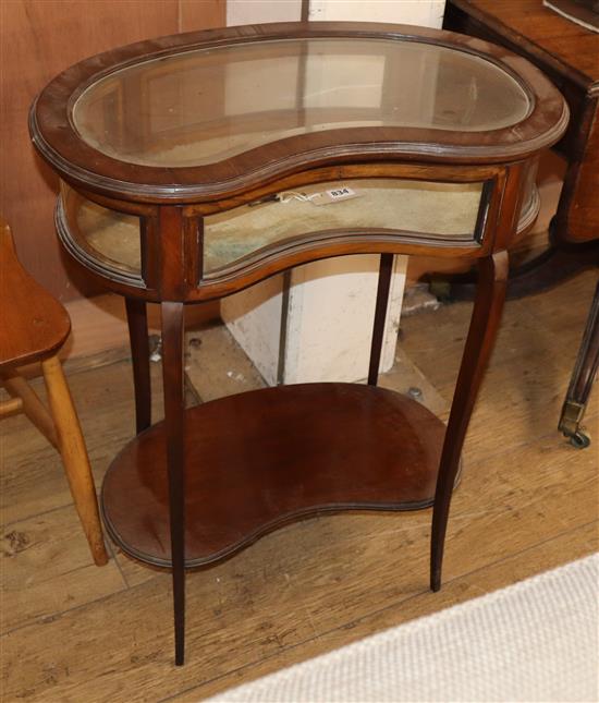 An Edwardian kidney shaped mahogany bijouterie table W.60cm